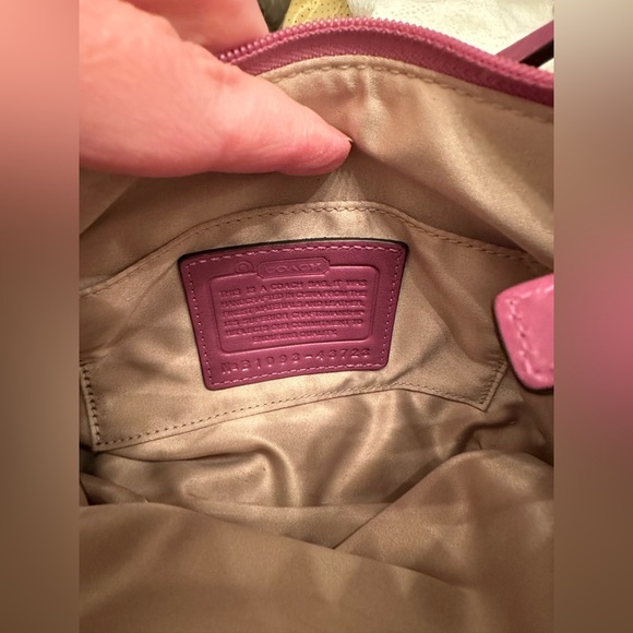 COACH “Baby Girl” Fuchsia Leather Shoulder bag - Picture 3 of 3